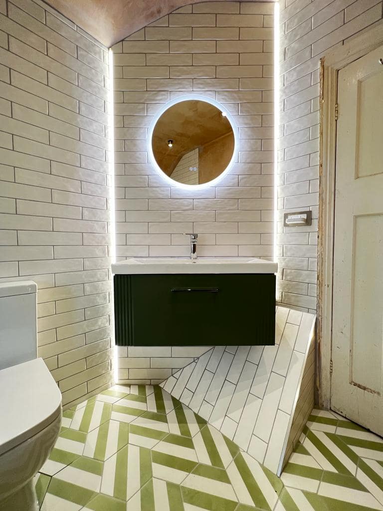 Bathroom 7: View 2