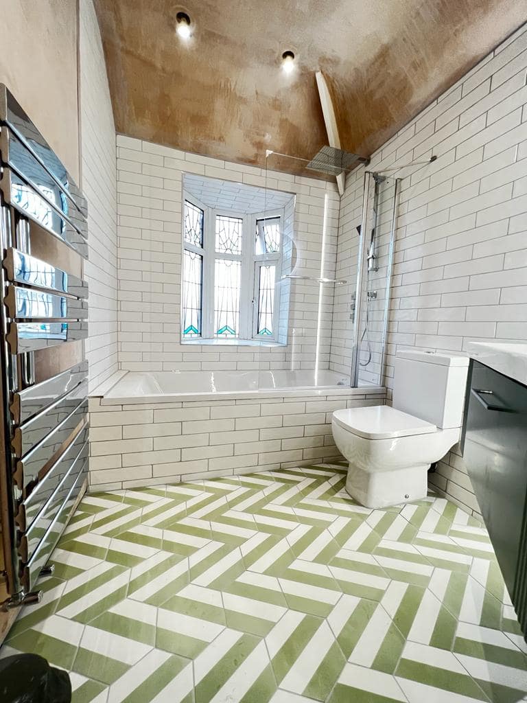 Bathroom 7: View 1